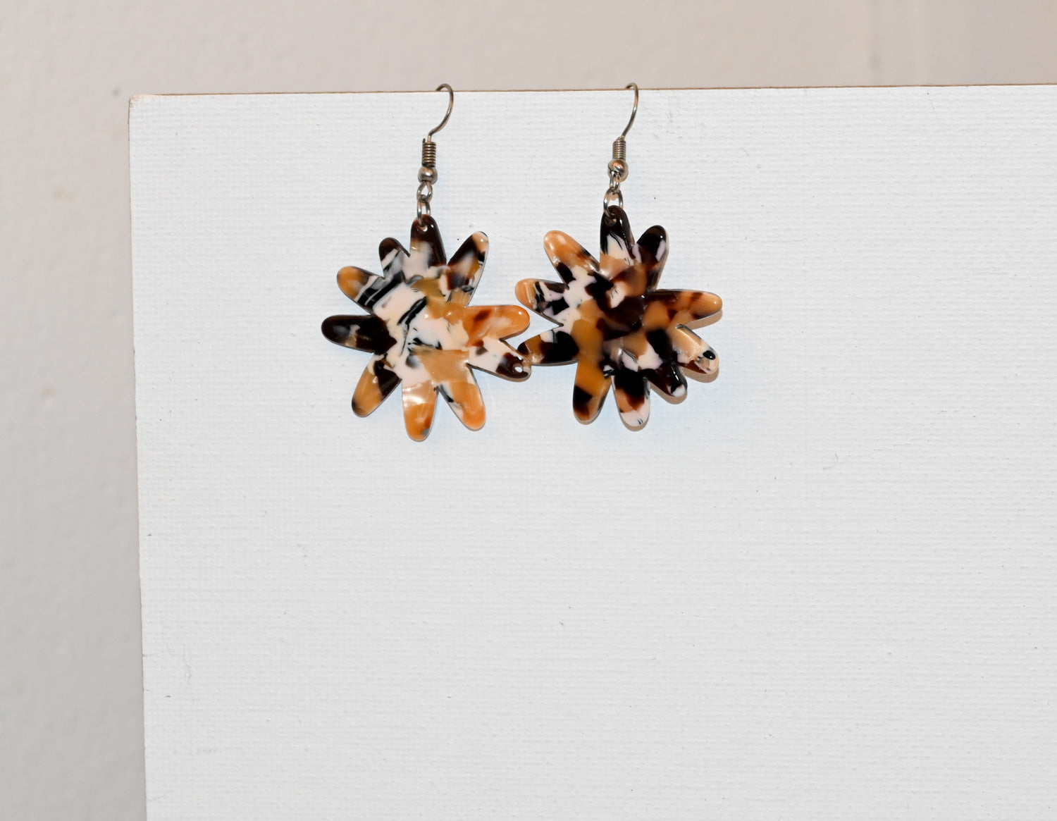 Resin star earring - image 2